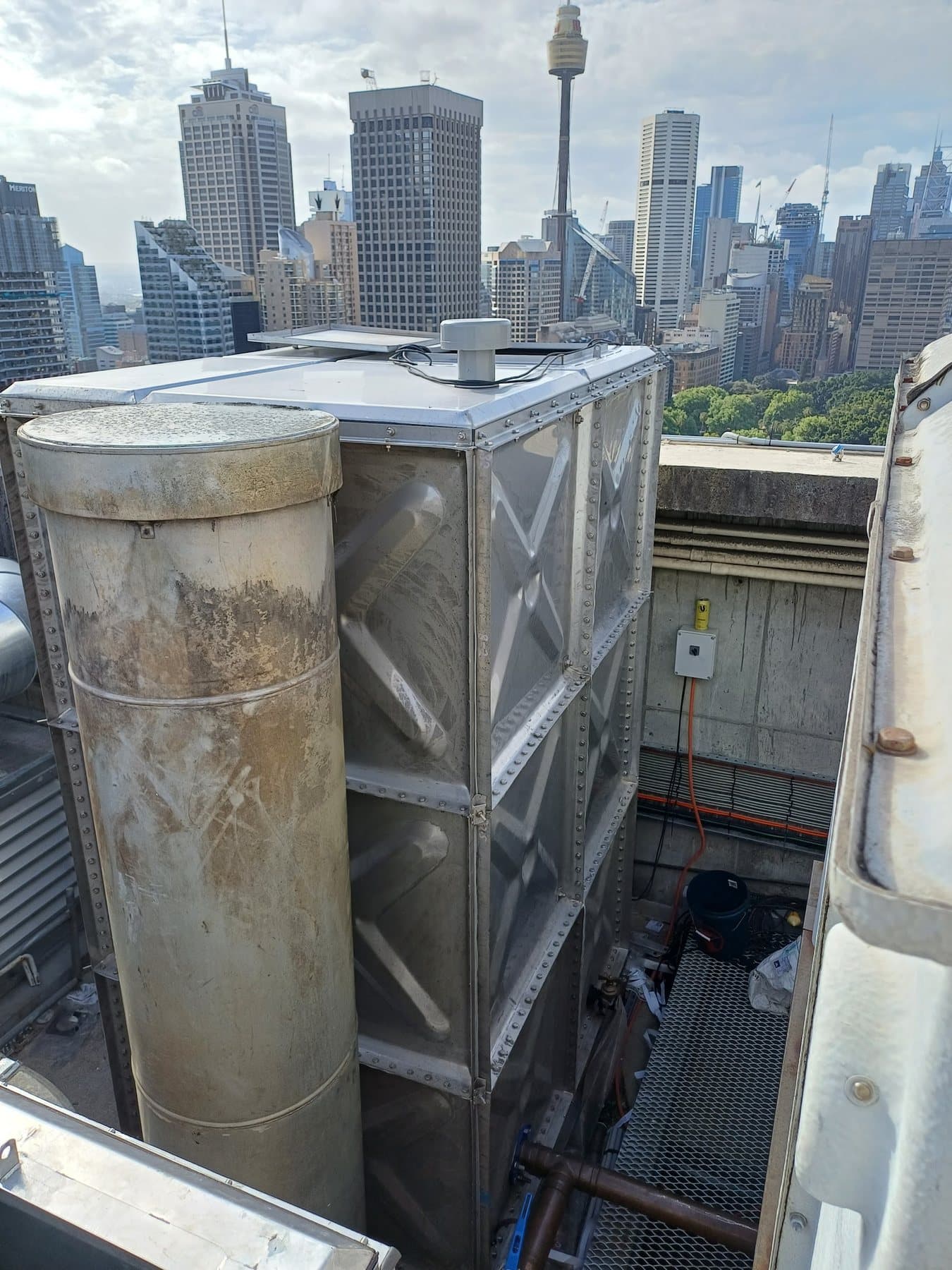 Sectional panel tank installed in a commercial building rooftop environment